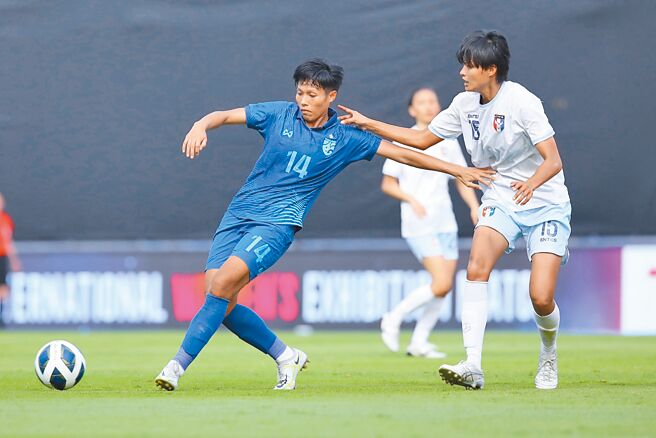 泰國女足前鋒薩娃拉（左）在國際友誼賽兩度攻破中華隊大門。（中華足協提供）