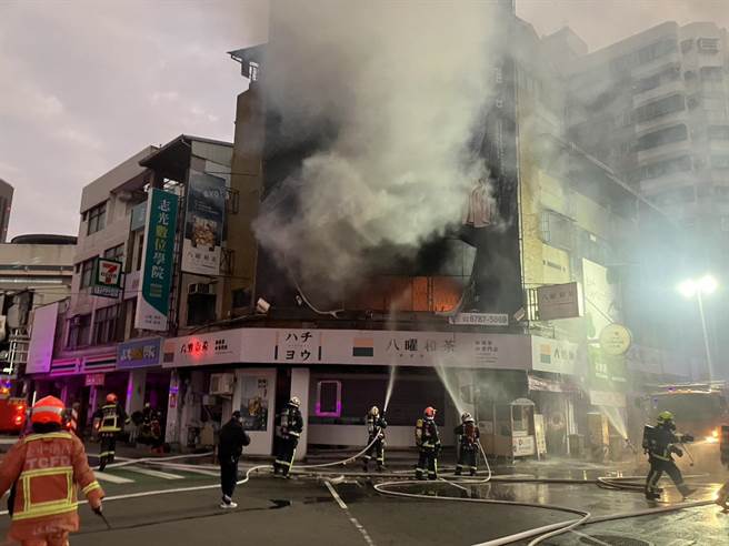 台中市北區三民路三段1處民宅20凌晨傳出火警，建築物冒出濃濃白煙。（台中市消防局提供／潘虹恩台中傳真）