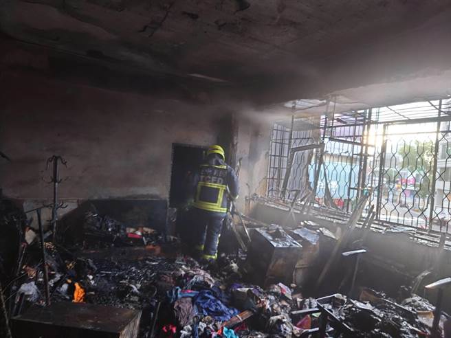 起火的是5層樓RC建築物，6樓是石綿瓦加蓋，其中疑2樓傢俱及雜物遭到燃燒，火舌竄出且火勢相當猛烈。（台中市消防局提供／潘虹恩台中傳真）