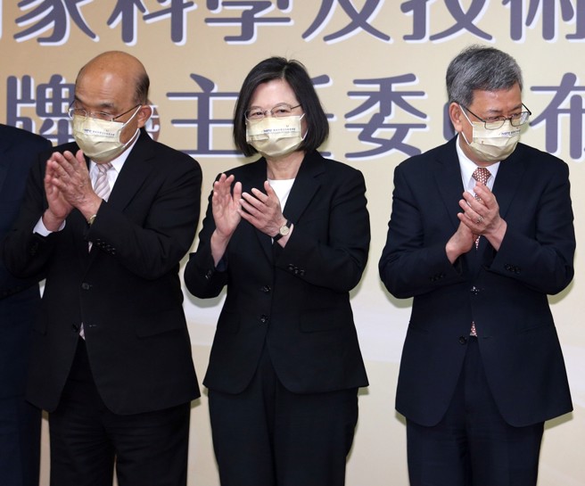 敗選近兩個月內閣人事喬不攏，證明蔡蘇互不信任及嚴重的派系角力，以致出現農曆春節「政府缺位」的荒謬現象。左起蘇貞昌、總統蔡英文、陳建仁。（中時資料照／黃世麒攝）