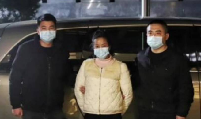 女行员在25年前发现银行系统漏洞，盗走398万元（约新台币1783万）后做整形逃到别的城镇，甚至开公司、再嫁生子。（翻摄自乐清市人民检察院网站）