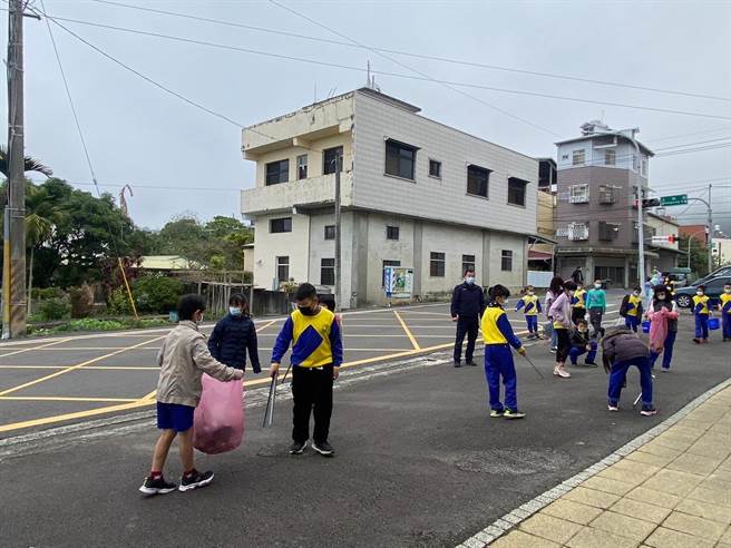 新成国小学生经东势警分局茅埔派出所休憩时，所长趁机向学生们加强宣导「重要节日交通安全」等。（警方提供）