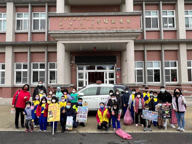 新成国小学生经东势警分局茅埔派出所休憩时，所长趁机向学生们加强宣导「重要节日交通安全」等。（警方提供）