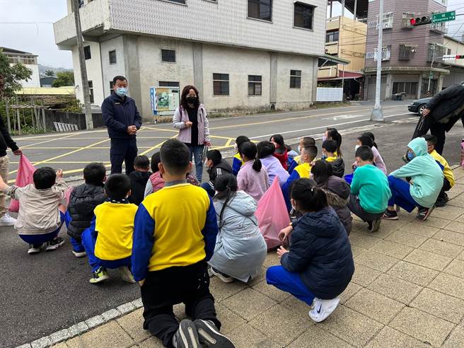 新成国小学生经东势警分局茅埔派出所休憩时，所长趁机向学生们加强宣导「重要节日交通安全」等。（警方提供）