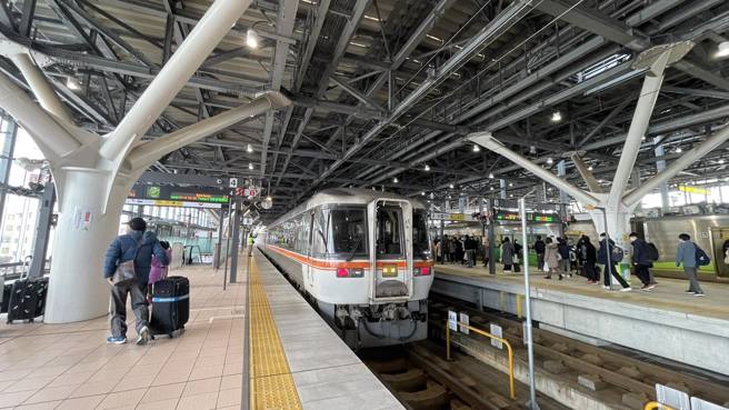 一名旅日台湾人表示，昨下午搭飞驒特急列车往富山，车厢有一半旅客都是台湾人，一路上不停嘻笑打骂、更换座位，把指定席当自由席。（图／粉专授权提供）