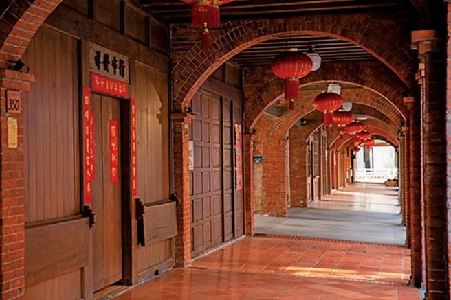 「十连栋」是位于迪化街的红砖洋楼，壮观的拱形长廊吸引时代剧慕名取景。（图／臺北市政府观光传播局）