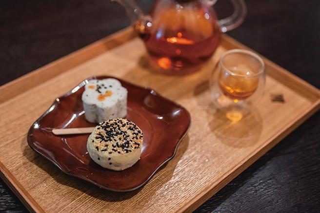 「合兴壹玖肆柒」是传承70余年的老字号糕饼店，改良传统手艺创作精致花型糕点。（图／臺北市政府观光传播局）