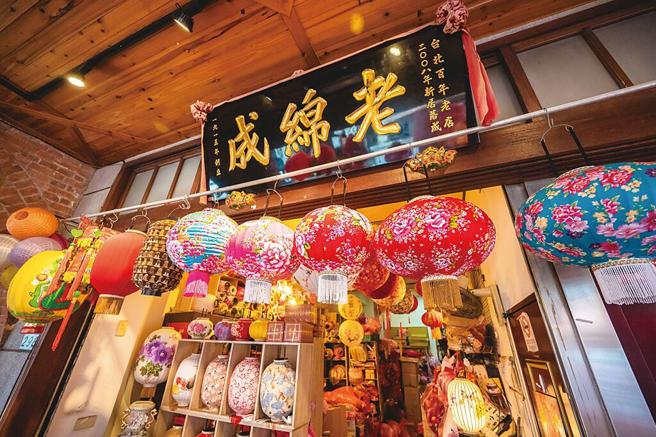 百年灯笼老店「老绵成」结合臺湾花布及水墨艺术，打造古典现代风格艺品。（图／臺北市政府观光传播局）