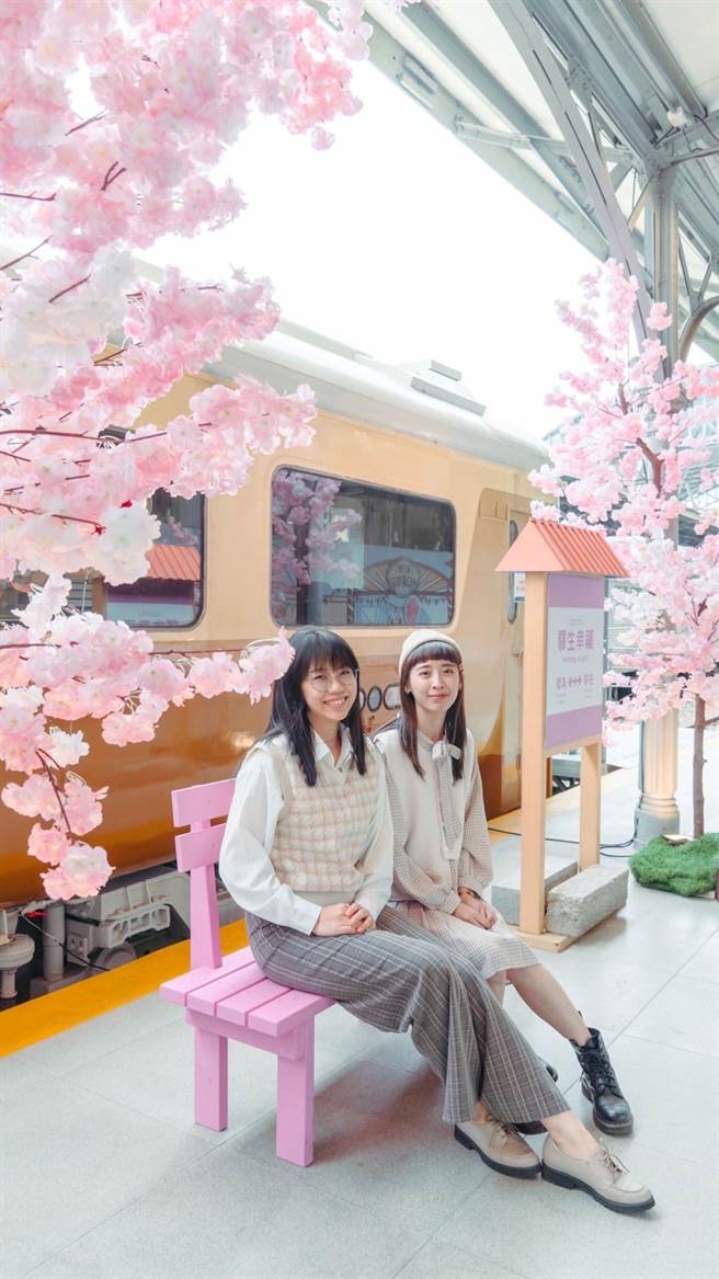 美拍点「驿生幸福站」由粉红樱花搭配吊饰带来浪漫和喜气。（陈淑芬摄）