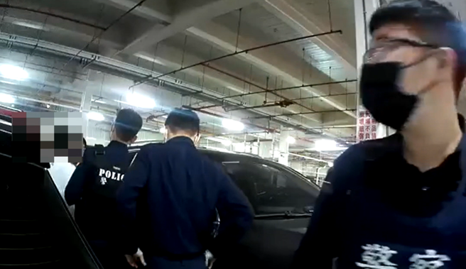 好市多卖场的停车场就有两部汽车因为停车问题产生误会，民眾误以为打架纠纷赶紧报警。警方快打部队迅速到场。(宋原彰翻摄)