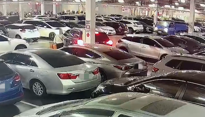 好市多卖场的停车场就有两部汽车因为停车问题产生误会，民眾误以为打架纠纷赶紧报警。警方快打部队迅速到场。(宋原彰翻摄)