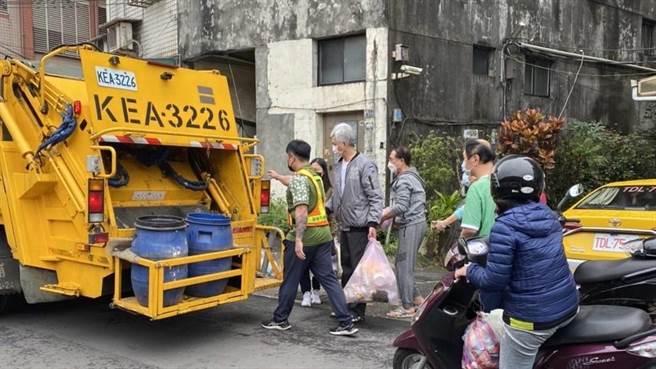 基隆市環保局表示，大年初一到初三清潔隊員公休，民眾除夕晚上還可以赴全市16處定點垃圾車丟垃圾。（基隆市政府提供／張志康基隆傳真）