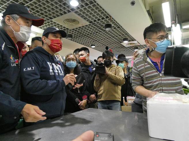 前副总统连战近日出版回忆录，其中提到过去曾建议前总统马英九与对岸签署两岸和平协议，但未获採纳。马上午受访解释，那倒不是（指连的说法），因为要签和平协议的话，可能要花的功夫比较多，不如先签一些与民生有关的协议。（周志豪摄）