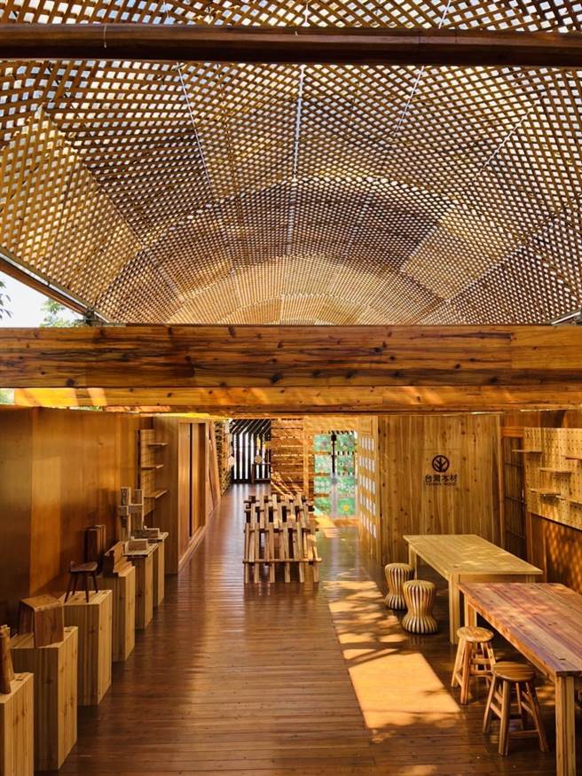 光影穿过上方竹编板洒落，更衬托出森之屋温润柔腻的氛围及美感。（东势林管处提供）