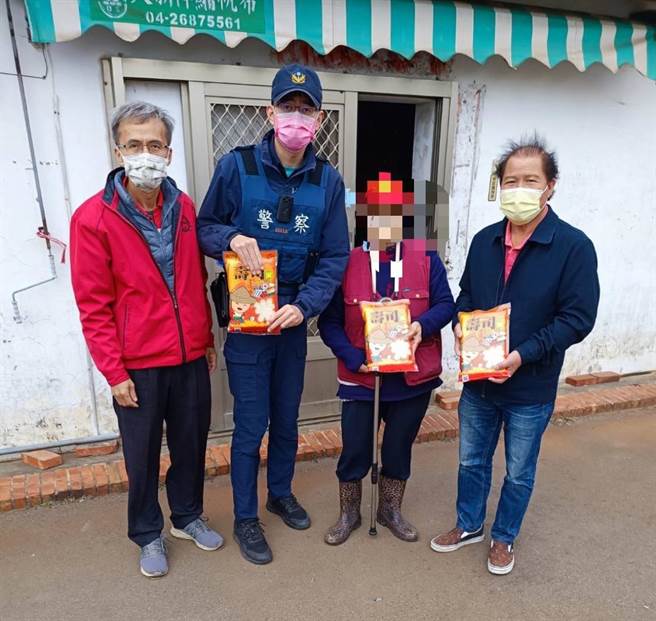 岁末寒冬人间处处有温情，大甲警民联手助民过好年。（警方提供）