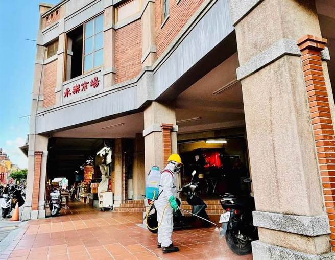 台北市环保局针对北市167处人潮易聚集的十大场域周边公共环境，包含捷运站、计程车休息站等持续执行防疫喷消。（北市环保局提供／陈薏云台北传真）