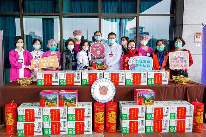 宜兰县长林姿妙（左五）20日前往阳明交大附设医院，致赠水果及饮料，以感谢医护人员为县民健康把关。（李忠一摄）