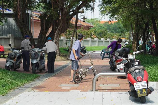 彰化县员林市员林公园号称机车比人多，宛如大型停车场，2021年彰化县政府检讨县内公园认为问题严重，在「彰化县公园管理自治条例」中增订罚则。(本报资料照片)