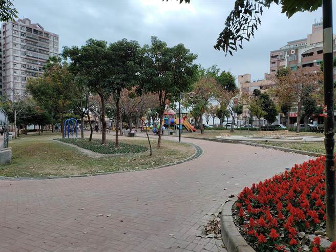 根据县府公告最新的「彰化县公园管理自治条例」第14条规定，公园内禁止车辆驶入公园停车场及车道以外区域，若违反管理机关可处新台币1200元至6000元罚缓。(员林公所提供／吴建辉彰化传真)