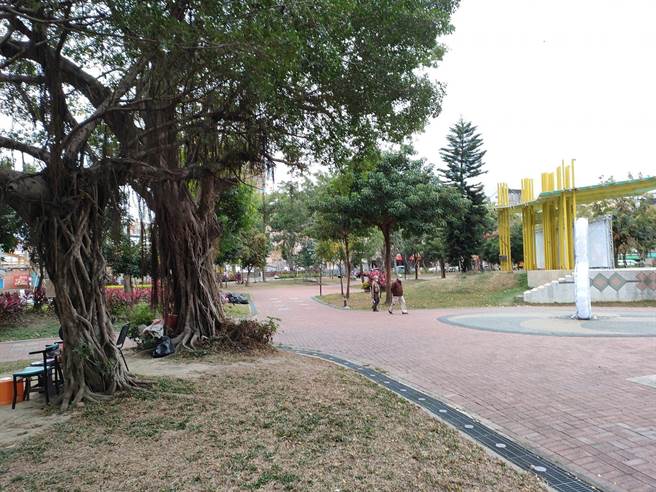 员林市公所表示，自条例通过后，就密集与警察单位研议讨论，目前是以柔性劝导为主，现在机车骑进公园的乱象已经减少很多。(员林公所提供／吴建辉彰化传真)