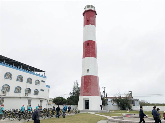 清水高美溼地有全台唯一红白相间的高美灯塔，民眾可登塔瞭望西海岸的景致。(陈世宗摄)