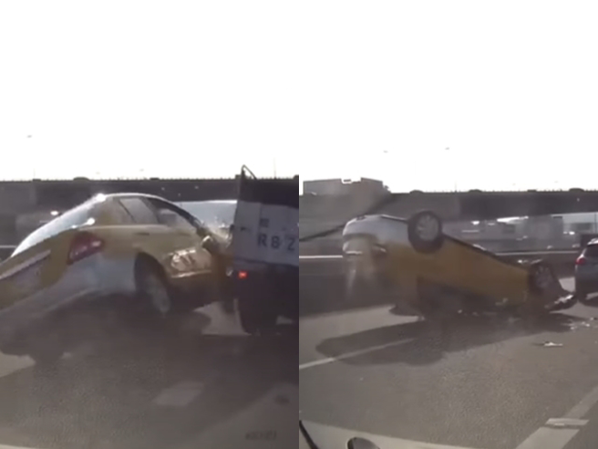一輛計程車突然暴衝，往小貨車與駕車中間猛撞，當場左翻成「四腳朝天」，車內乘客自行爬出逃生，而小黃司機一度受困。（翻攝自YouTube「WoWtchout - 地圖型行車影像分享平台」）