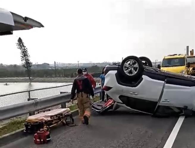 车辆四脚朝天横躺在路肩。（读者提供／张毓翎台南传真）