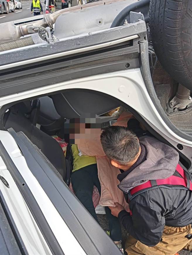 消防人员将受困在后座的妇人救出。（读者提供／张毓翎台南传真）
