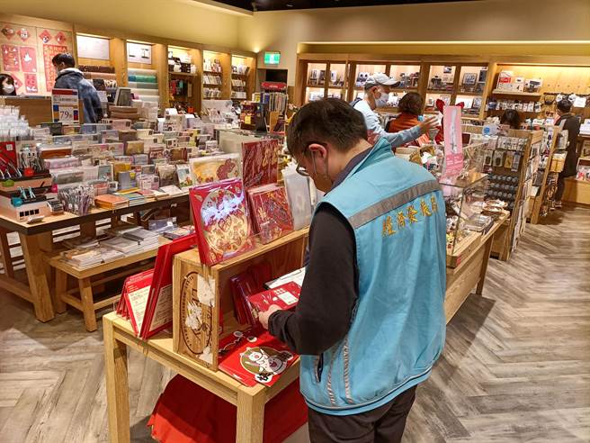 经发局针对辖内商家抽查100件春节应景商品，其中23件标示不合格，不合格率达23％。（新北市经发局提供）
