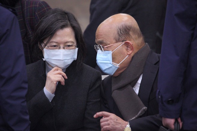 日本學者小笠原欣幸直言，雖然行政院長蘇貞昌（右）幫總統蔡英文（左）擋了多次子彈，但因為2件事情民怨太大，使得下台無可避免。（中時資料照／張鎧乙攝）