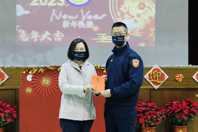 总统蔡英文前往中正一分局慰问基层。（警方提供）