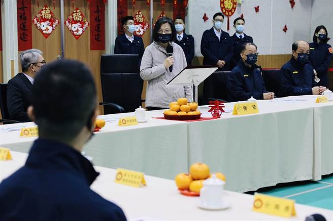 总统蔡英文前往中正一分局慰问基层。（警方提供）