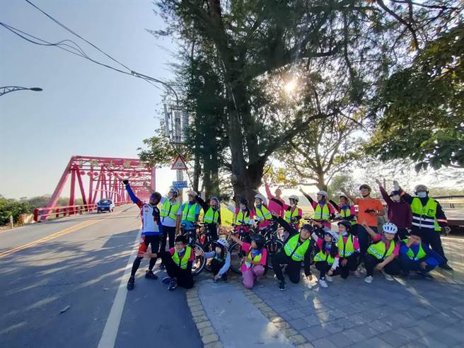 彰化县二林镇原斗国中小单车社，趁着年前进行环绕彰化半线学习之旅，16位小骑手短短2天就骑了130公里，环绕整个彰化。(彰化县政府提供／吴建辉彰化传真)