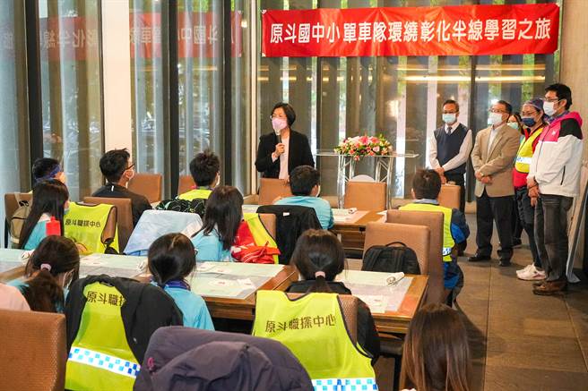 王惠美期许他们在骑乘单车的旅途中，能够感受彰化的热情，并更加认识彰化这片土地，亲乡爱土。(彰化县政府提供／吴建辉彰化传真)