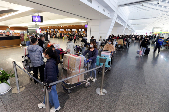 感染科医师分享出国防疫撇步，提醒出国不只要小心COVID-19，流感、诺罗也蠢蠢欲动。（图／示意图，记者陈麒全摄影）