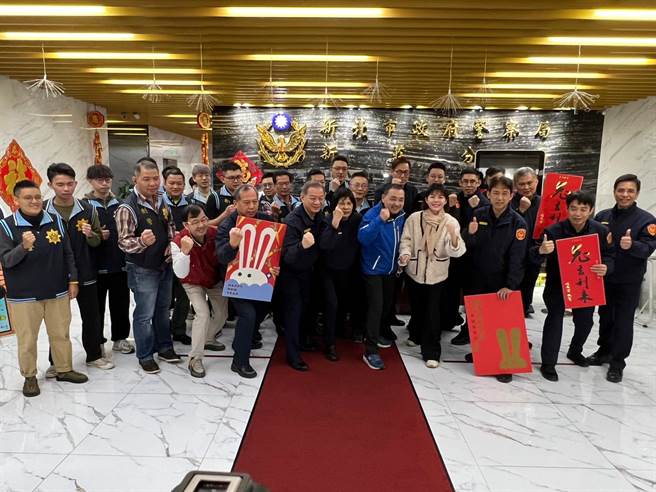 侯友宜慰勞春節留守警消同仁。（王揚傑攝）