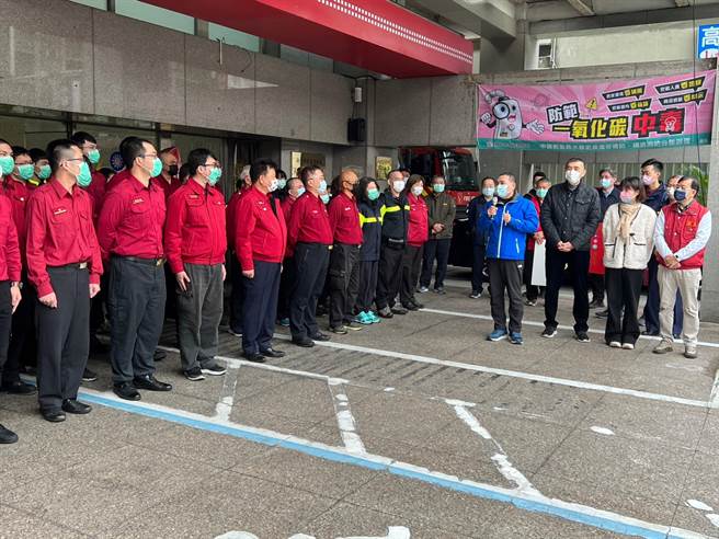 侯友宜慰勞春節留守警消同仁。（王揚傑攝）