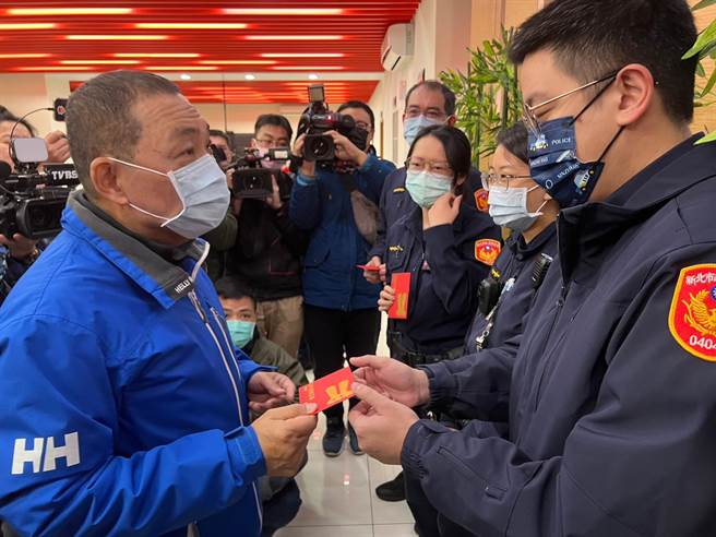 侯友宜發放福袋給春節留守警消同仁。（王揚傑攝）