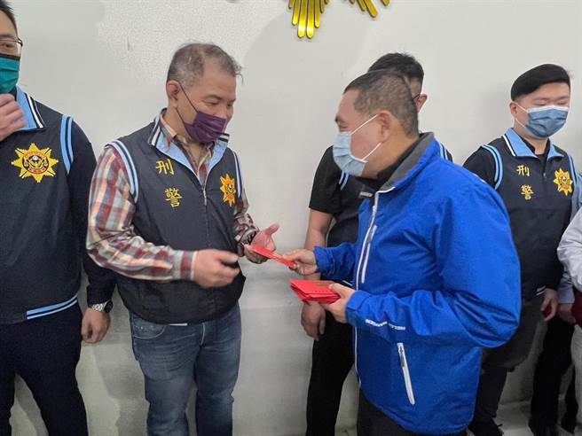 侯友宜發放福袋給春節留守警消同仁。（王揚傑攝）