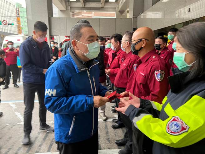 侯友宜發放福袋給春節留守警消同仁。（王揚傑攝）