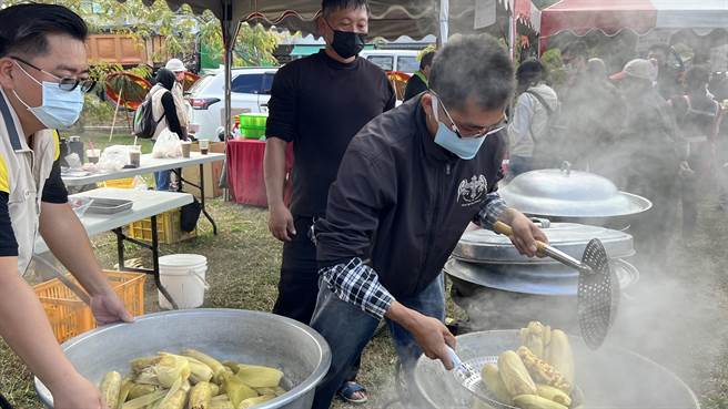 公所在迷宫旁设摊位煮彩虹玉米，给现场民眾品尝。（张毓翎摄）