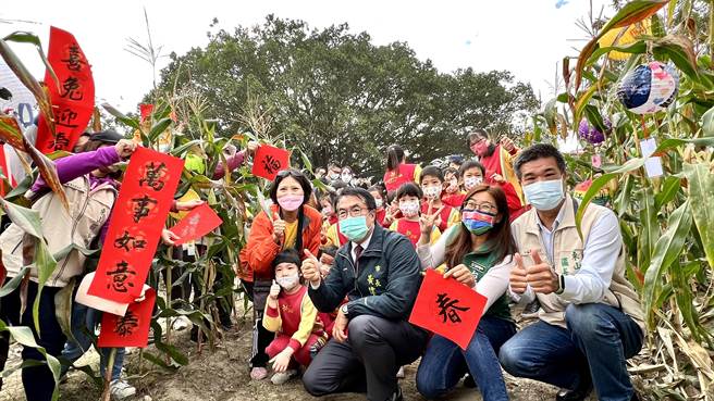 今天是小年夜，市长黄伟哲（前排右二）前来发红包。（张毓翎摄）