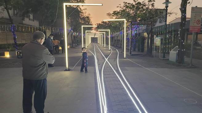 东山农会旁的台糖铁路公园铁轨光雕作品已点灯，光雕铁轨总长约100公尺，由公所替代役创意打造。（吕煌男提供／张毓翎台南传真）