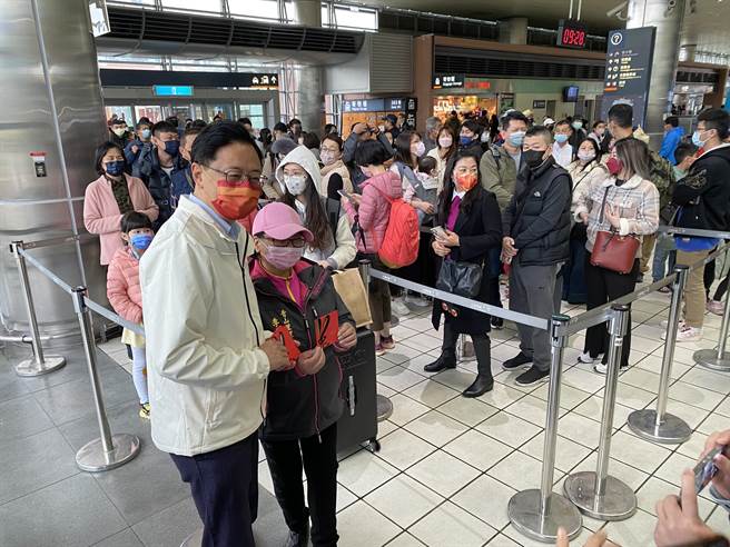 桃园市长张善政在桃园高铁站发放福袋，热情民眾大排长龙。（蔡明亘摄）