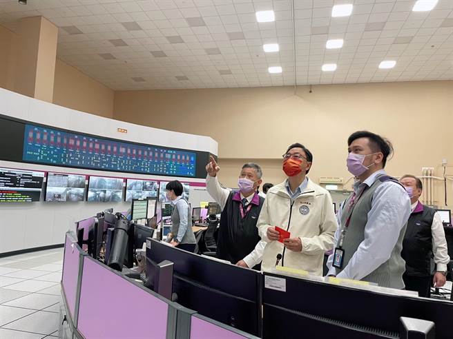 桃园市长张善政赴桃捷春节紧急应变中心，透过监控系统观察旅客疏运情况。（桃捷提供／蔡明亘桃园传真）