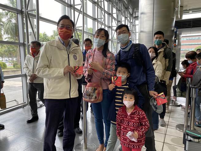 桃园市长张善政发放福袋，向民眾道新年快乐。（蔡明亘摄）