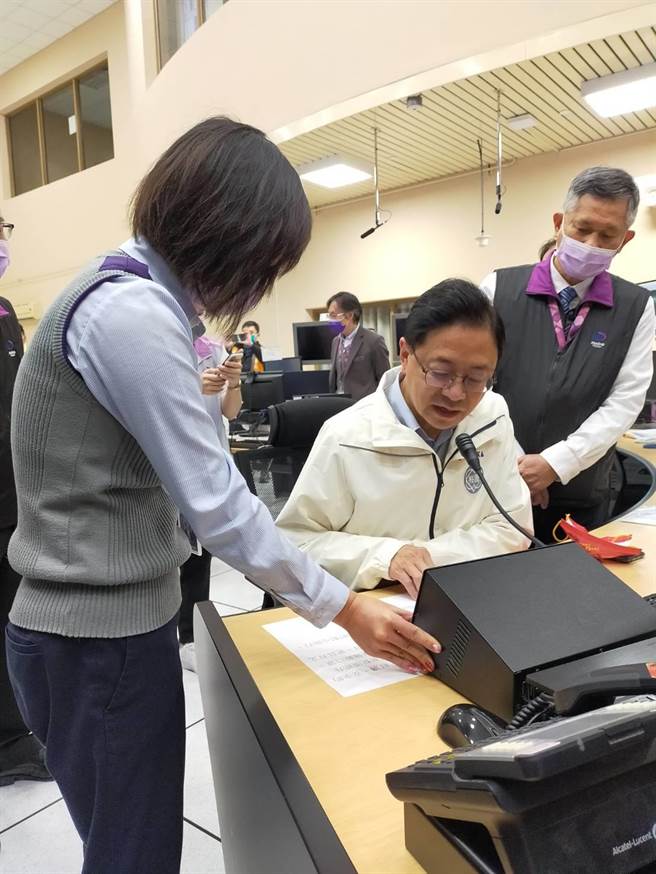 桃园市长张善政透过全线广播系统，向桃捷沿线车站旅客拜年。（桃捷提供／蔡明亘桃园传真）