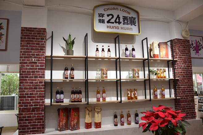 苗栗公馆特色馆新整修完成的穿龙驿站，贩售各类公馆当地农产加工品。（谢明俊摄）