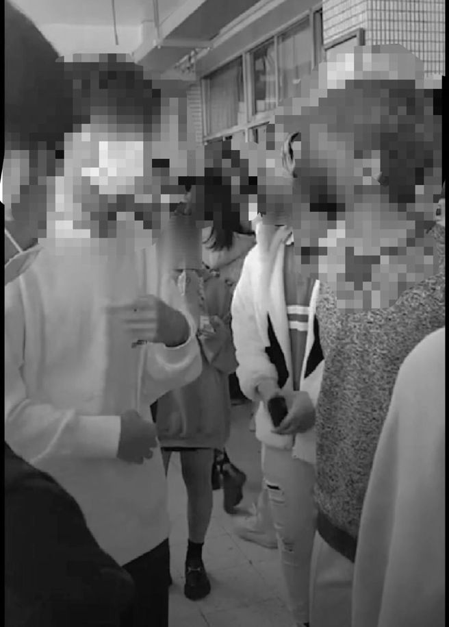 台中市1所私立高中传出校园衝突事件，2名学生在走廊上扭打起来，目前校方尚未针对此事有所回应。（截自「记者爆料网」影片）