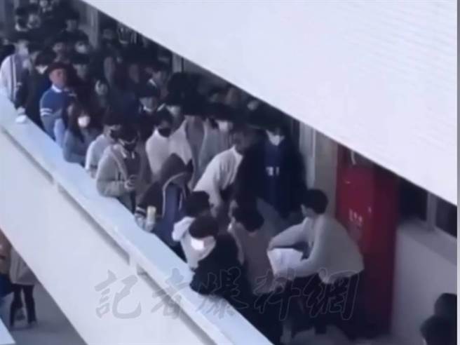 台中市1所私立高中传出校园衝突事件，2名学生在走廊上扭打起来，目前校方尚未针对此事有所回应。（截自「记者爆料网」影片）